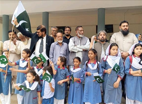 ڈائریکٹر جنرل ادارہ ترقیات کراچی آصف جان صدیقی کی ہدایات پر سیکرٹری ادارہ ترقیات کراچی محمد ارشد خان اور پیپلز لیبر یونین کے سرپرست اعلیٰ محمد اشرف نے فیڈرل بی ایریا بلاک 14 میں واقع کے ڈی اے اسکول کا دورہ کیا،